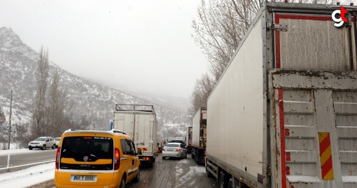 Tokat-Sivas kara yolunda kar nedeniyle ulaşımda aksamalar yaşanıyor