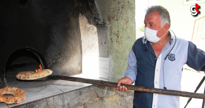 Amasya'da köy muhtarı tam kapanmada köylüler için ekmek pişiriyor