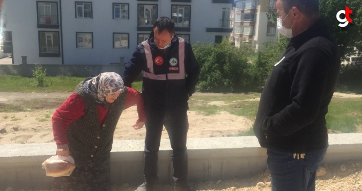 Bolu'da evinden uzaklaşarak kaybolan alzaymır hastası kadın polis tarafından ailesine teslim edildi