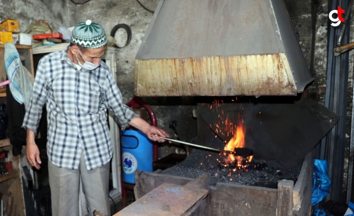 73 yaşındaki Hasan usta, ekmeğini 60 yıldır ateş karşısında demir döverek çıkarıyor