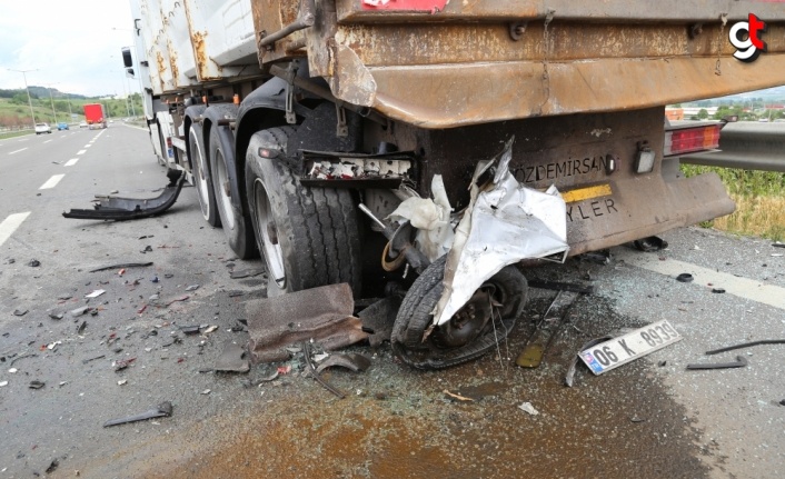 Bolu'da hafif ticari araç park halindeki tıra çarptı: 1 ölü, 2 yaralı
