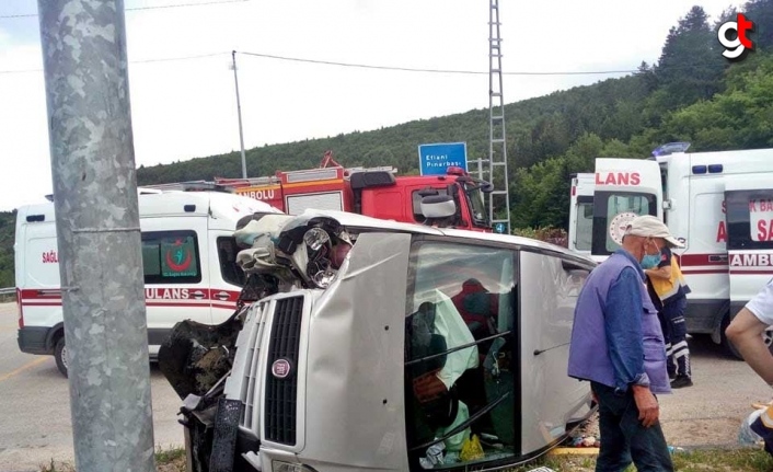 Karabük'te hafif ticari araç devrildi: 2 yaralı