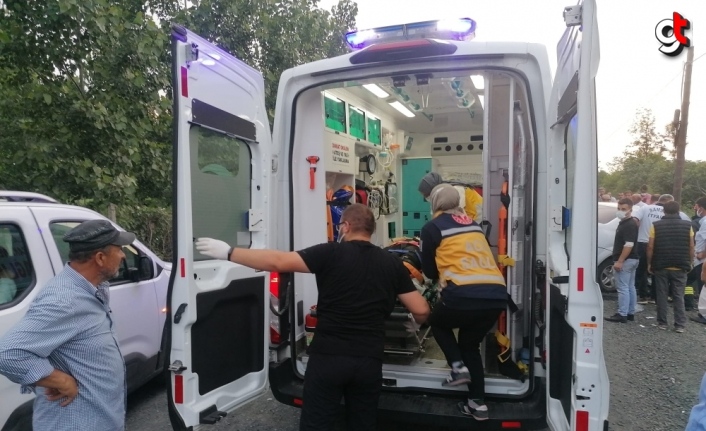 Samsun'da otomobil aydınlatma direğine çarptı, 3 kişi yaralandı