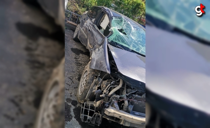 Artvin'de otomobil bariyere çarptı: 1 ölü, 1 yaralı