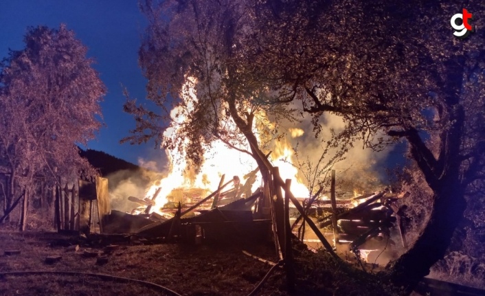 Kastamonu'da çıkan yangında ahşap ev tamamen yandı