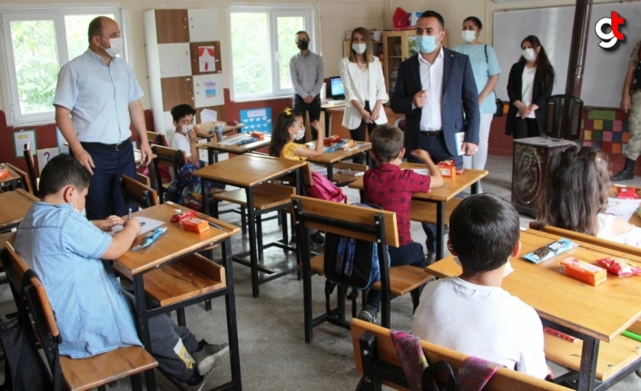 Taşova Kaymakamı Çelik, Yerkozlu Şehit Ali Öztürk İlkokulu'nda incelemelerde bulundu