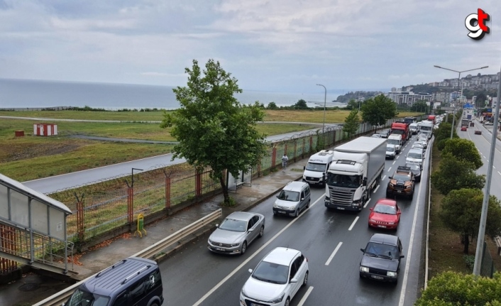 Trabzon'da kaza yapan tır Karadeniz Sahil Yolu'nda trafiği aksattı