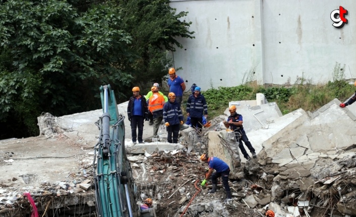 Bozkurt'ta selde yıkılan apartmanda arama kurtarma çalışmaları sürüyor