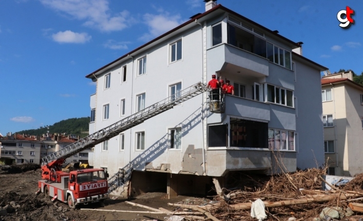 Bozkurt'ta selzedeler üst katlardaki evlerine itfaiye merdiveni ile ulaşıyor