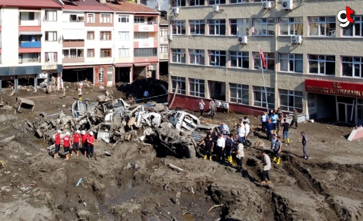 Çevre ve Şehircilik Bakanı Kurum sel felaketinin yaşandığı Bozkurt'ta incelemelerini sürdürdü