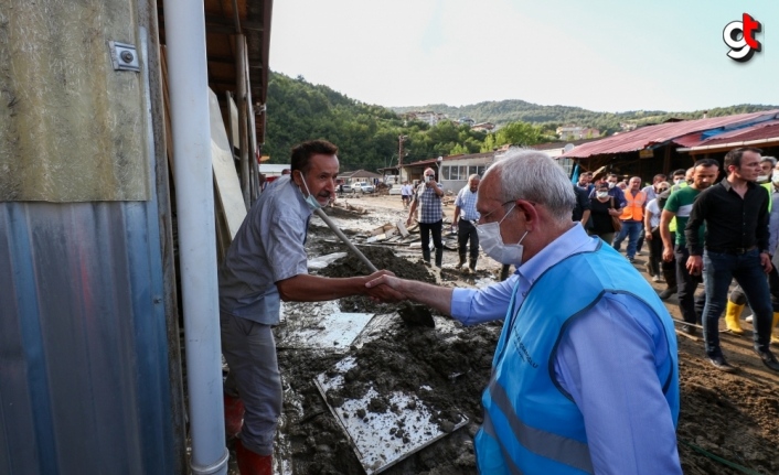 CHP Genel Başkanı Kemal Kılıçdaroğlu sel felaketinin yaşandığı Ayancık'ta incelemelerde bulundu:
