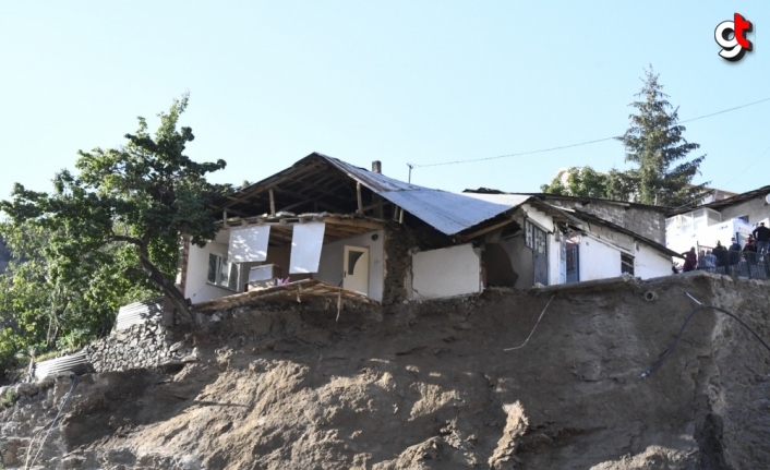 Gümüşhane'de inşaat alanında meydana gelen göçükte bir ev zarar gördü