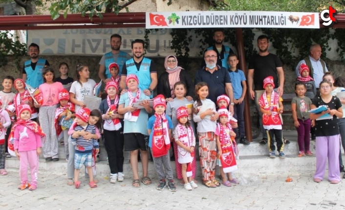 Taşova'da İyilik Hareketi gönüllüleri köy çocuklarına hediye dağıttı