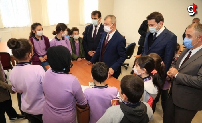 Artvin Valisi Doruk Borçka'da okul ziyaretlerinde bulundu