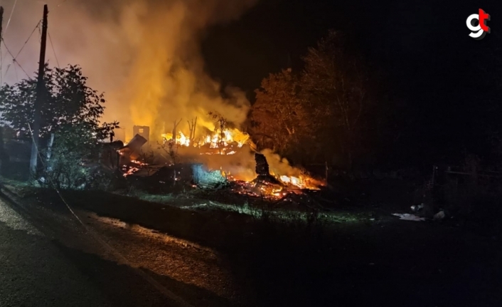Bolu'da çıkan yangında 4 ev hasar gördü