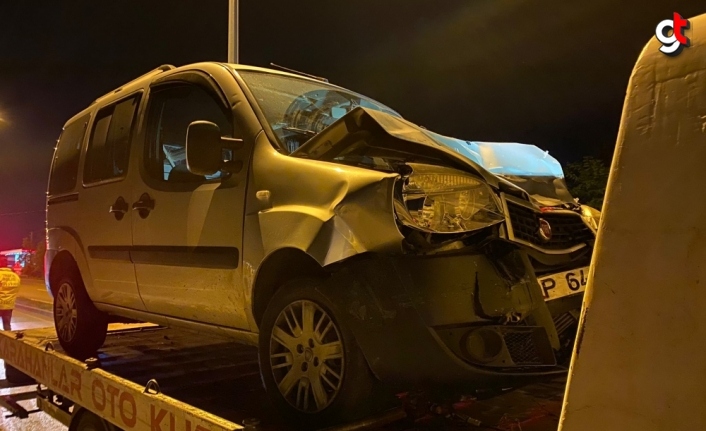 Çarşamba'da otomobille çarpışan hafif ticari araç sürücüsü yaralandı