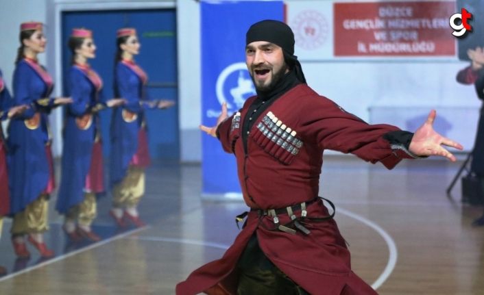 Dans topluluğu Kabardinka Düzce'de Kafkas rüzgarı estirdi
