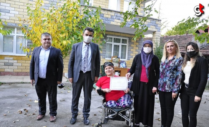 Karabük'te bedensel engelli kadın okuma azmiyle engel tanımadı