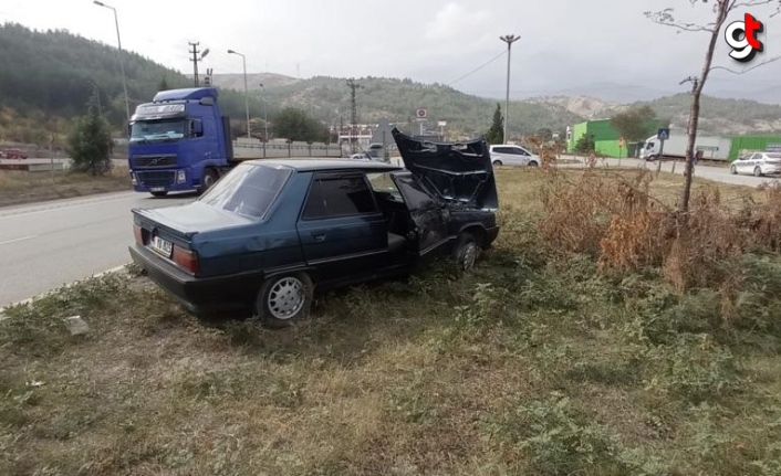 Karabük'te refüje çıkan otomobildeki 2 kişi yaralandı