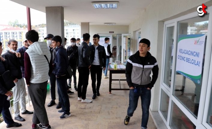 Özbekistan'daki cumhurbaşkanlığı seçimleri için Karabük'te oy kullanılıyor