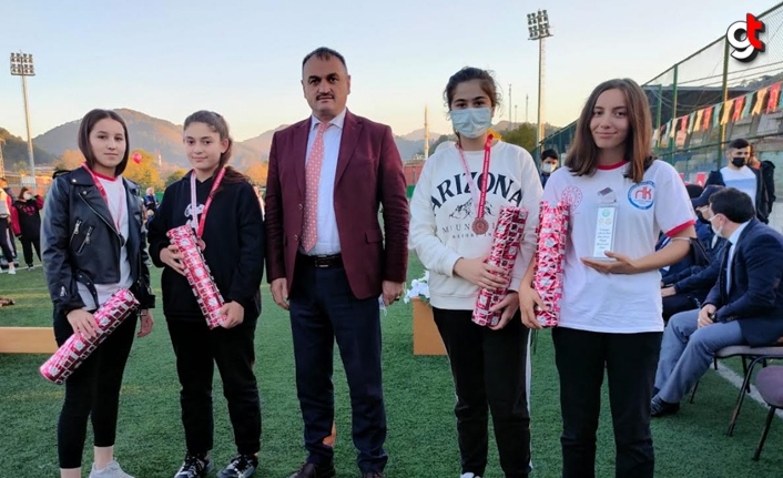 Salıpazarı Belediye Başkanı Halil Akgül derece elde eden genç sporları ödüllendirdi