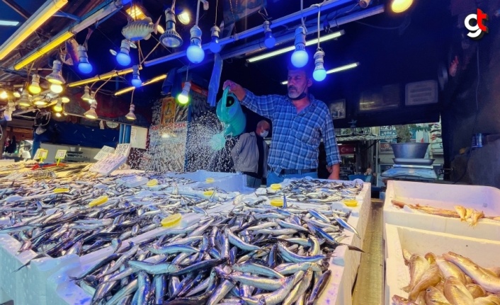Trabzon'da kilogramı 10 liradan satılan hamsi balıkçı ve tüketiciyi mutlu etti