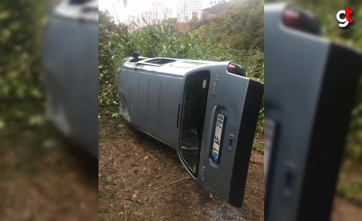 Trabzon'da yoldan çıkarak araziye savrulan araçtaki 2 kişi yaralandı