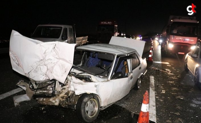 Bolu'da kaza yapan iki araç, emniyet şeridindeki tamirciye çarptı