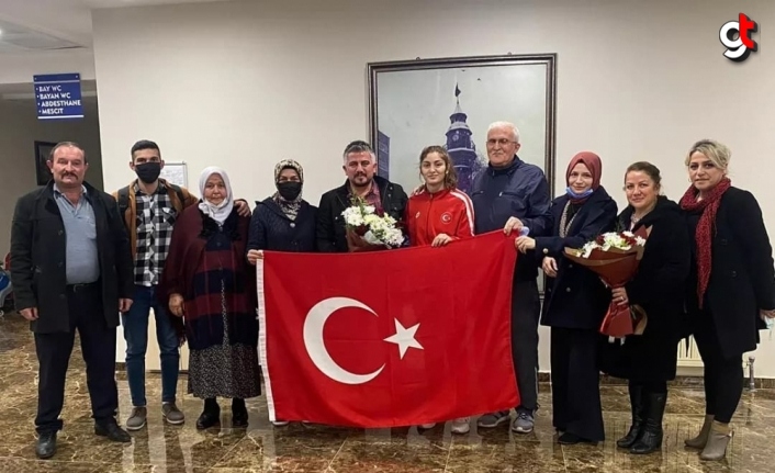 Dünya üçüncüsü Sinem Özkan'a Samsun'da coşkulu karşılama