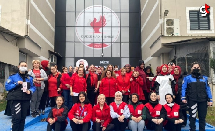 Düzce'de kırmızı giyinen kadınlar şiddete karşı farkındalık oluşturdu