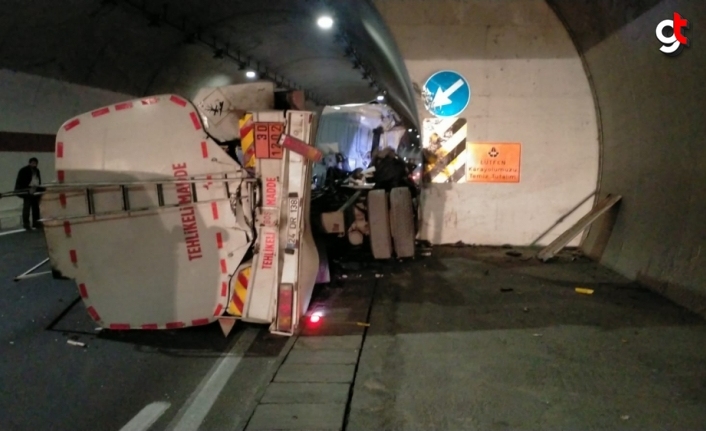 Gümüşhane'de tünel duvarına çarpan tankerin sürücüsü öldü