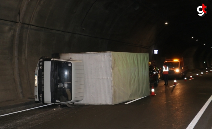 Ilgaz 15 Temmuz İstiklal Tüneli'nde devrilen kamyonetin sürücüsü yaralandı