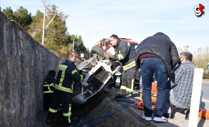 Su kanalına devrilen otomobilde sıkışan sürücü itfaiye ekiplerince kurtarıldı