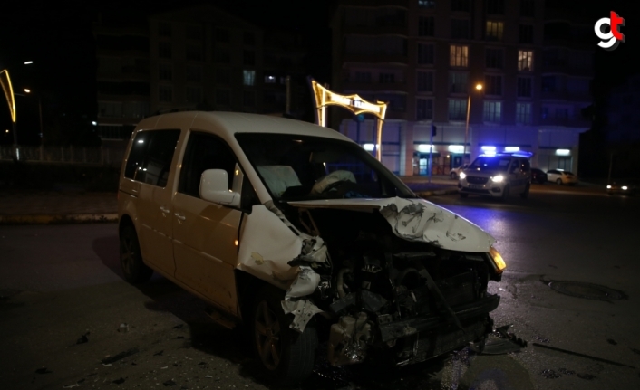 Tokat'ta kamyonet ile otomobil çarpıştı, 4 kişi yaralandı