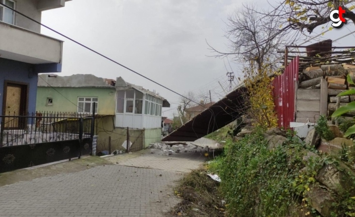 Zonguldak'ta şiddetli rüzgarda evin çatısı karşıdaki samanlığın üzerine devrildi