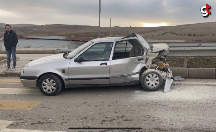 Bayburt'ta kamyonetle otomobilin çarpışması sonucu 1 kişi yaralandı