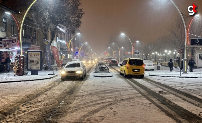 Bayburt'ta kar yağışı etkili oluyor