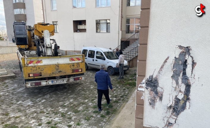 Bolu'da freni boşalan hafif ticari araç istinat duvarını aşarak binaya çarptı