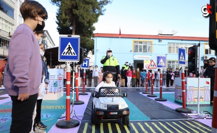 Çarşamba'da çocuklara gezici parkurda trafik eğitimi verildi