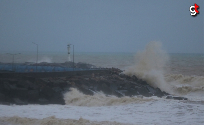 Düzce'de şiddetli rüzgar 5 metrelik dalgalar oluşturdu