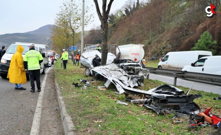 Samsun'da otomobilin refüjdeki ağaca çarptığı kazada genç çift öldü