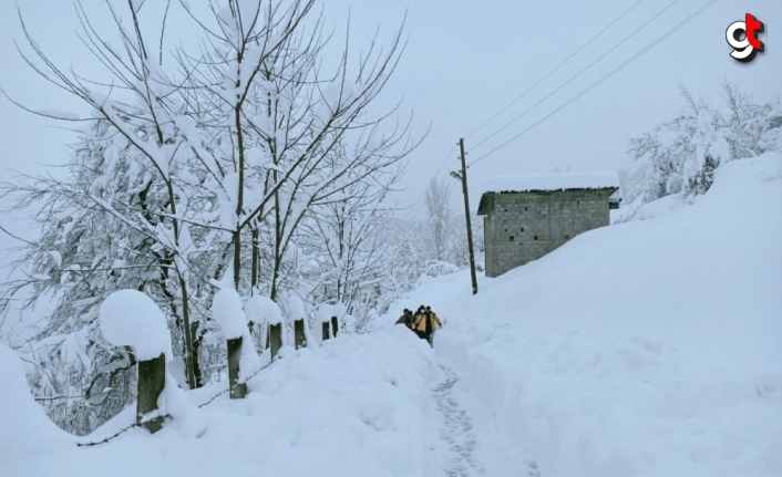 Kar nedeniyle köyde mahsur kalan hastaya 4 saatte ulaşıldı
