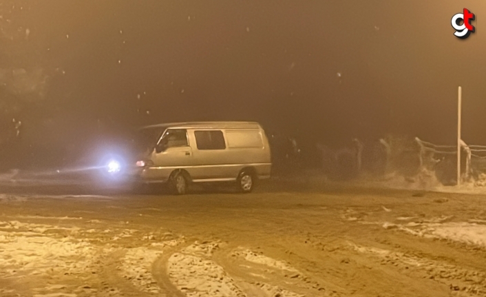 Karabük'te kar üstünde drift yapan sürücüler polisi görünce kaçtı