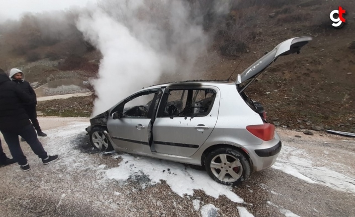 Merzifon'da seyir halindeyken yangın çıkan otomobilde hasar oluştu