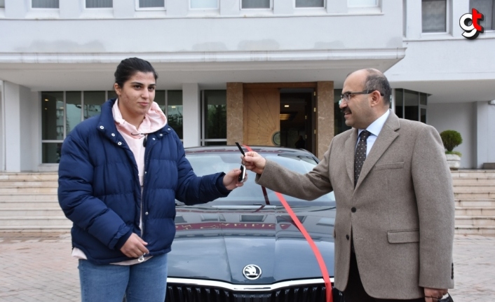Milli boksör Busenaz Sürmeneli'ye otomobil hediye edildi