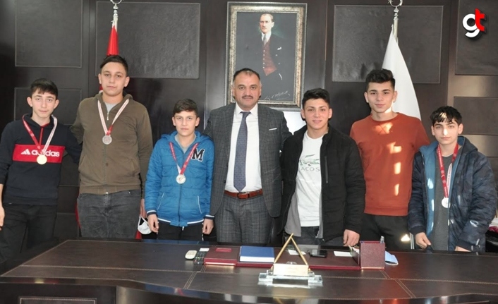 Salıpazarı Belediye Başkanı Halil Akgül başarılı sporcuları makamında kabul etti