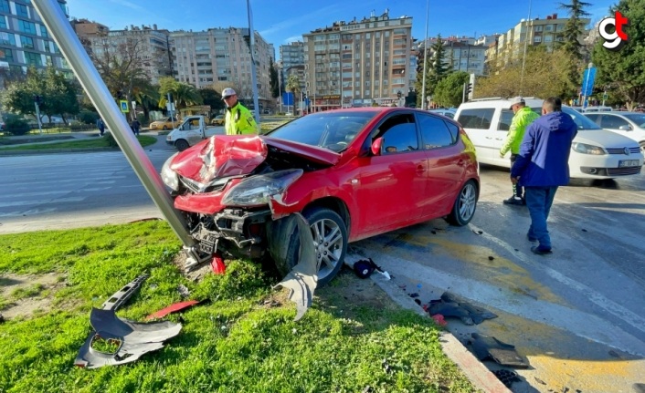 Samsun Liman kavşağında iki otomobil çarpıştı