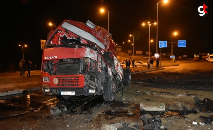 Sinop'ta devrilen tırın sürücüsü yaralandı
