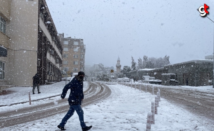 Sinop'ta kar yağışı trafikte aksamalara neden oluyor
