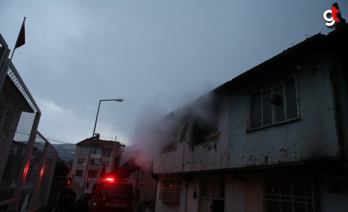 Tokat'ta iki katlı ahşap evde çıkan yangın hasara yol açtı